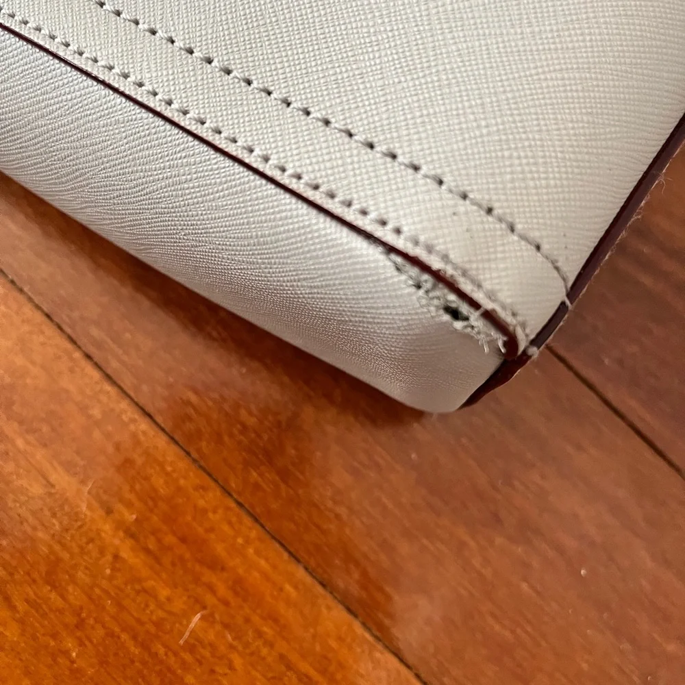 Lo & Sons Pearl crossbody in light grey *SMALL TEAR IN BAG* - Picture 3 of 10